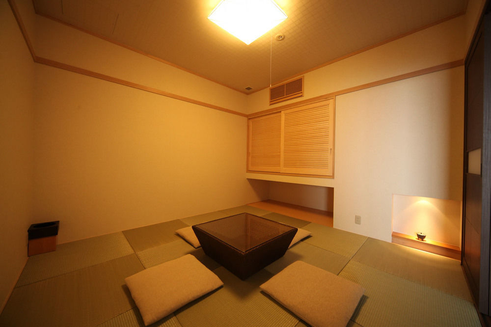 منتجع أمان سيكاي  بيبّ المظهر الخارجي الصورة A traditional Japanese room with a kotatsu